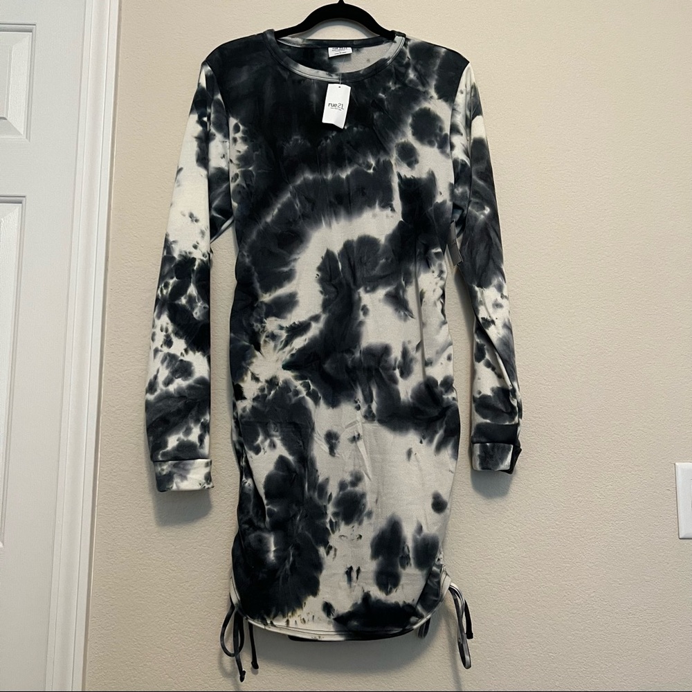 NWT Grey & White Tie-Dye Rue 21 Sweater Dress with Ruched Tie Side Detail Size L